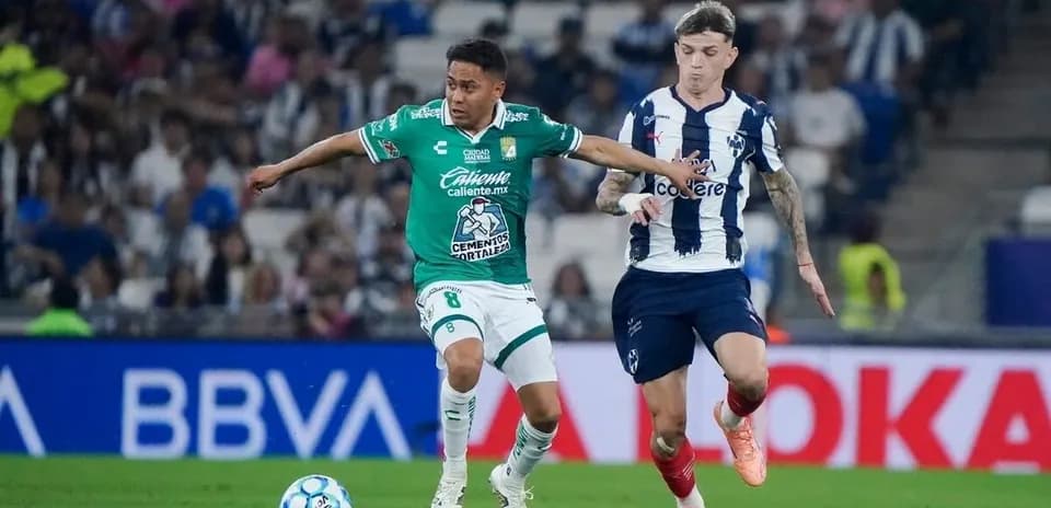 Jugador de León y Monterrey en acción