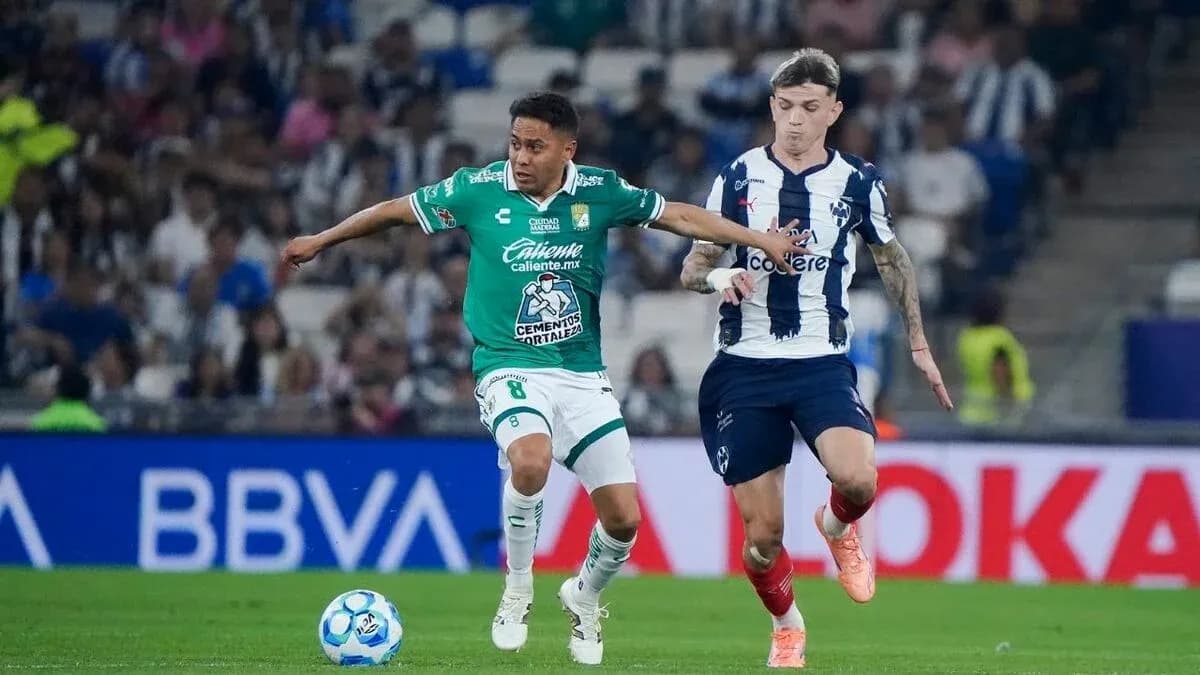 Jugador de León y Monterrey en acción