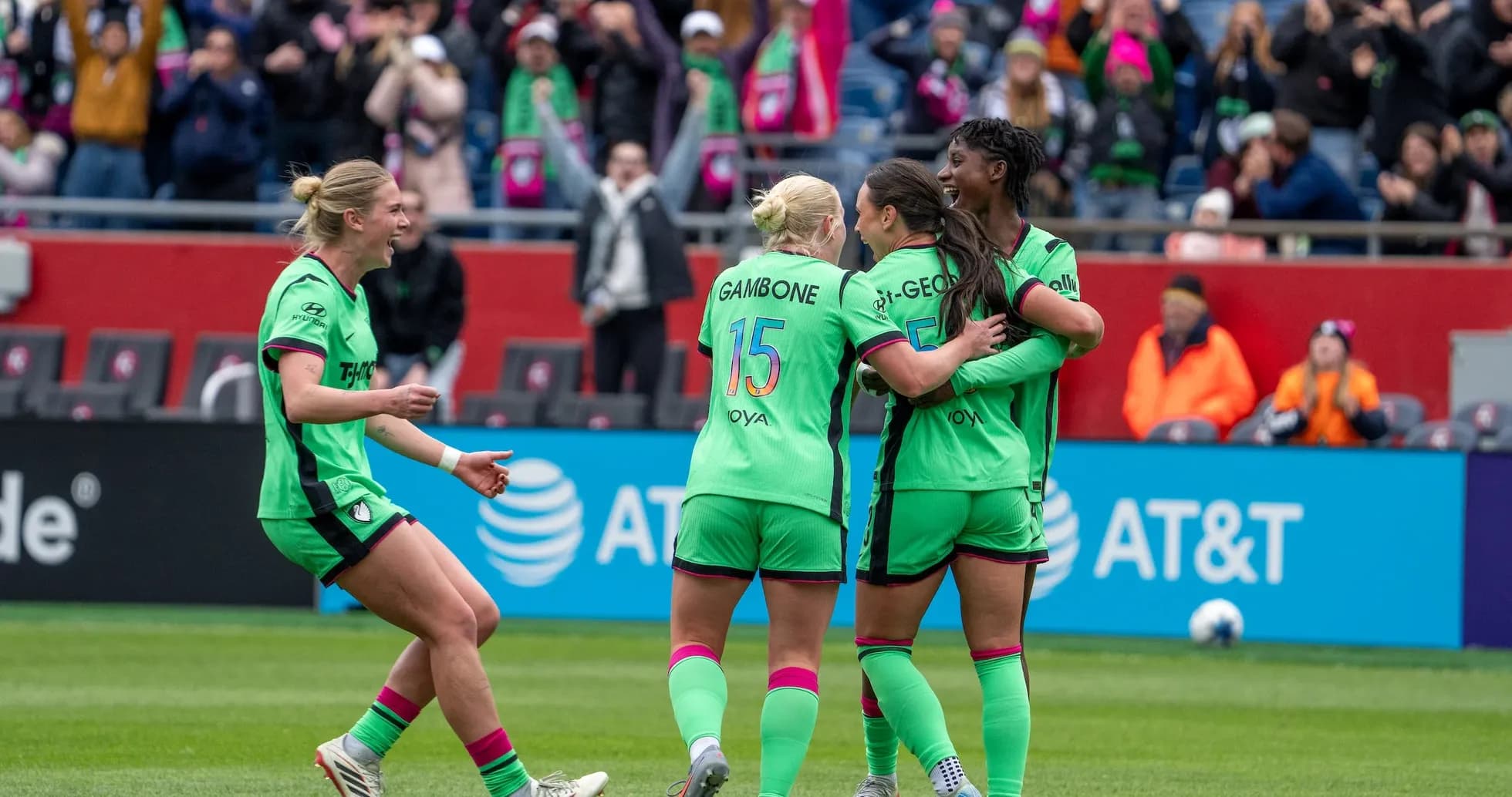 Jugadoras celebrando un gol en el partido