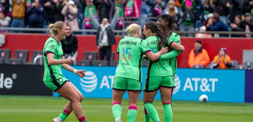 Jugadoras celebrando un gol en el partido