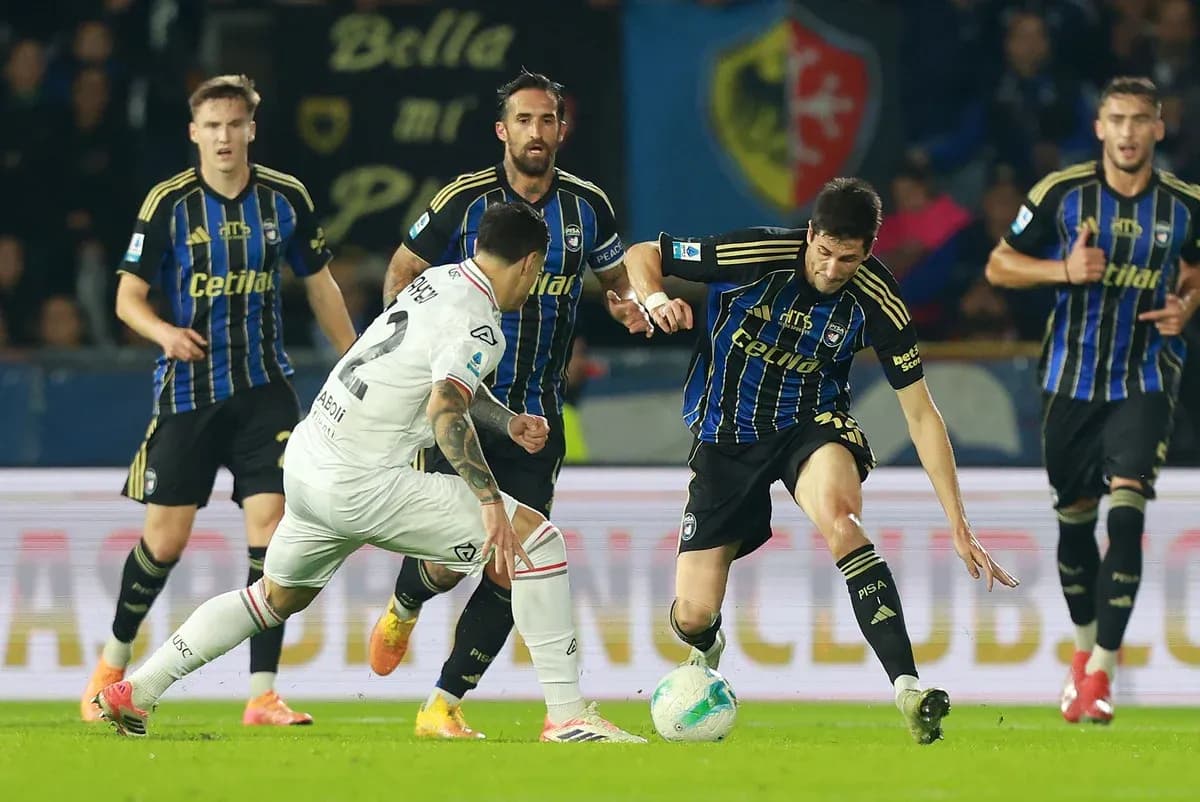 Jugadores de Cremonese y Pisa disputando el balón
