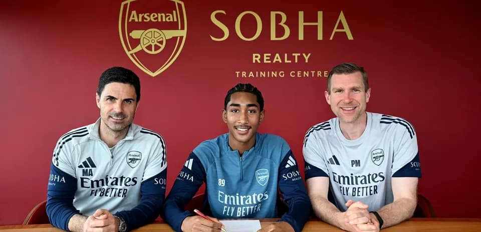 Jugador firmando contrato con el Arsenal en la sede