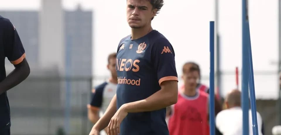 Jugador caminando durante sesión de entrenamiento
