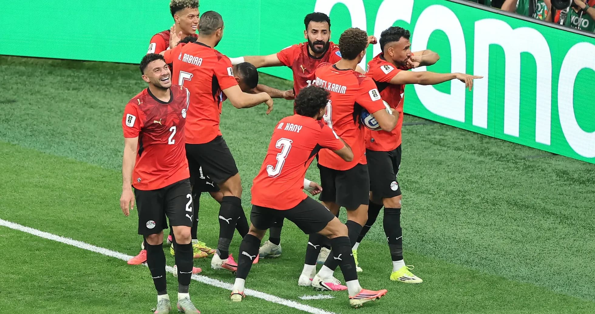 Jugadores de Egipto celebrando un gol en el campo