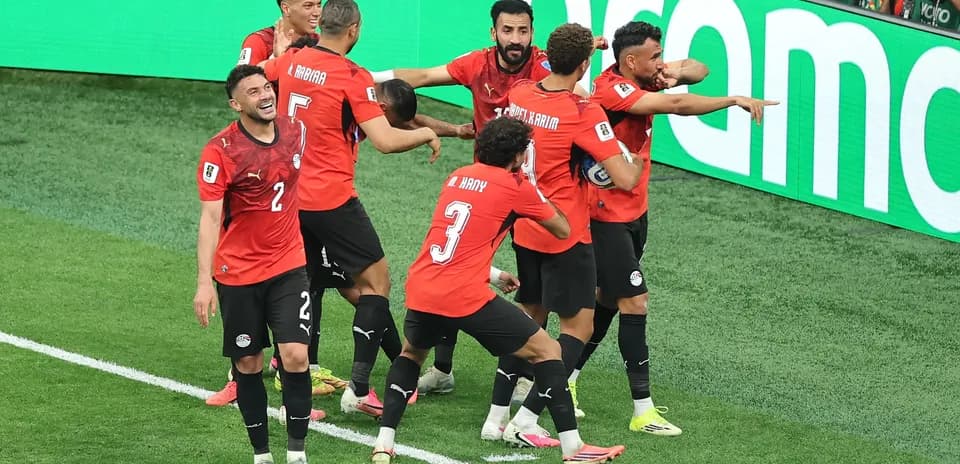 Jugadores de Egipto celebrando un gol en el campo