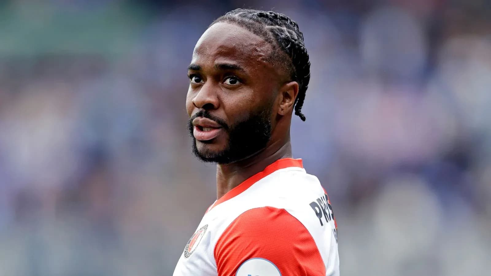 Jugador con camiseta de Feyenoord en el campo