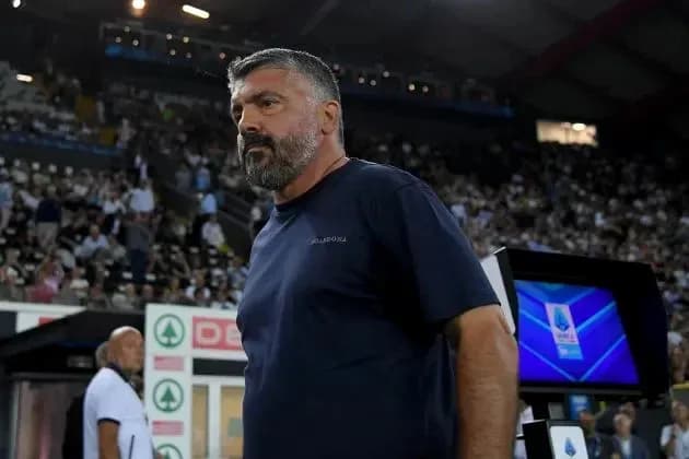 Entrenador en el banquillo durante un partido