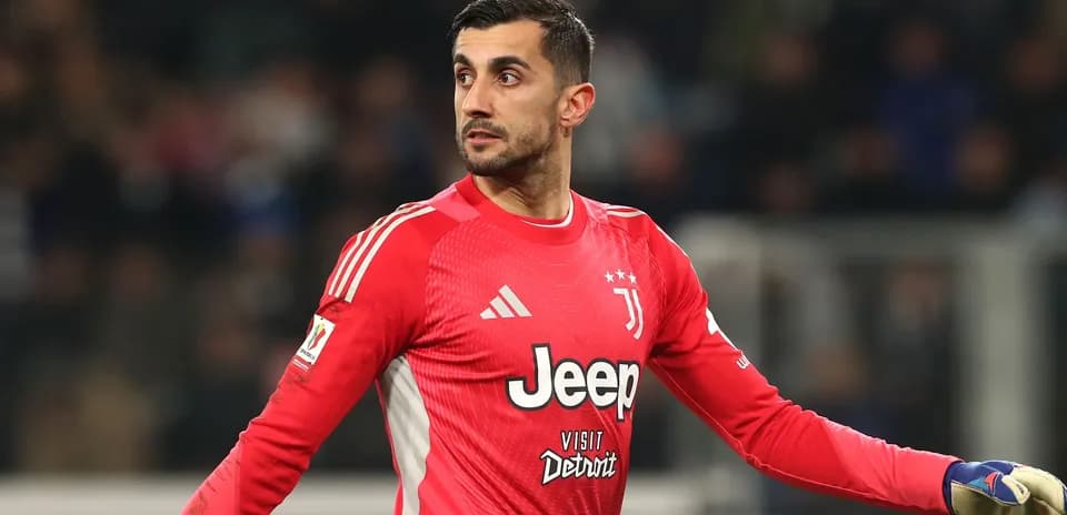 Portero de la Juventus en acción durante el partido