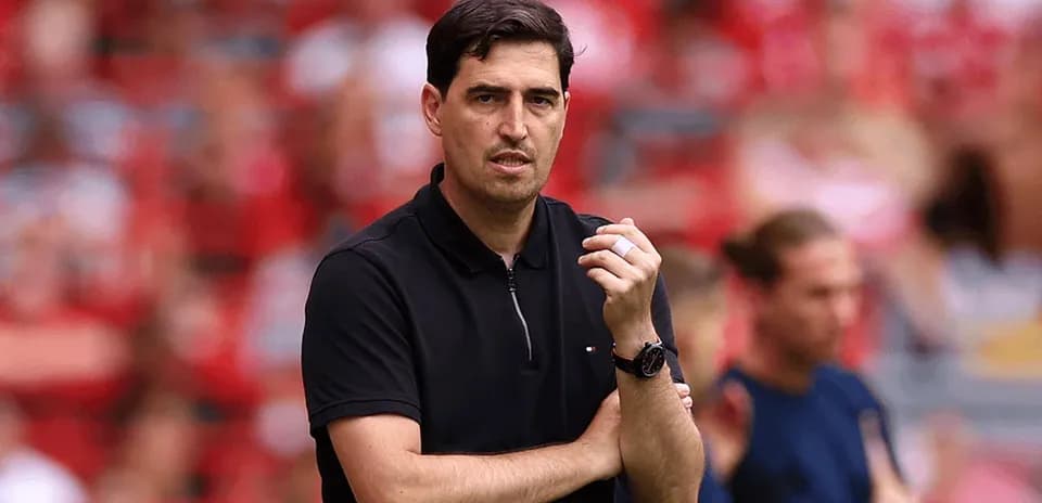 Entrenador observando el partido desde la banda
