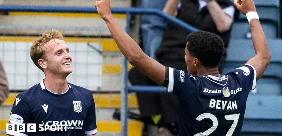 Jugadores de Dundee celebrando un gol en el partido