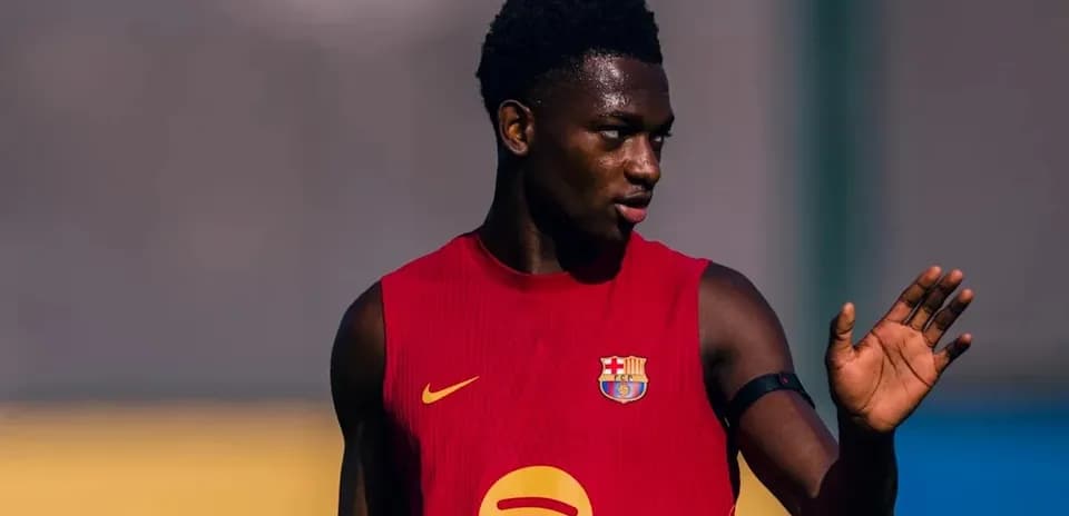 Jugador de FC Barcelona entrenando en camiseta roja