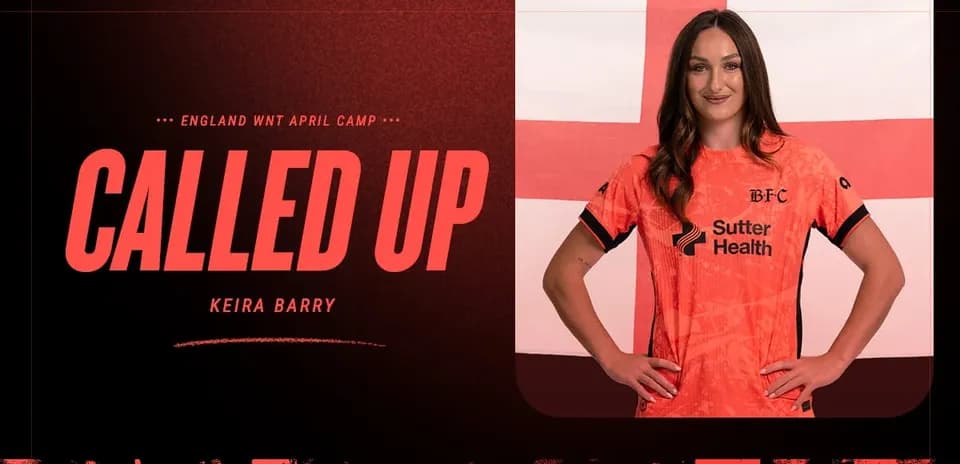 Keira Barry en camiseta de Inglaterra para campamento