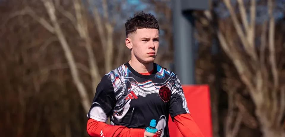 Jugador entrenando con camiseta de Manchester United