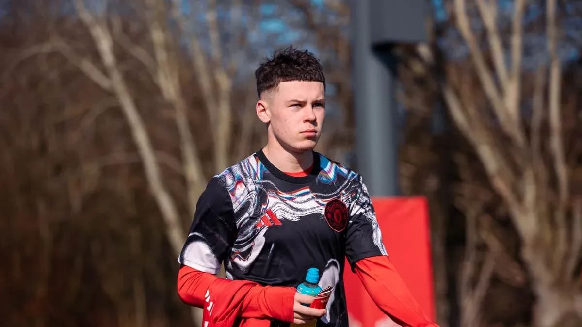 Jugador entrenando con camiseta de Manchester United