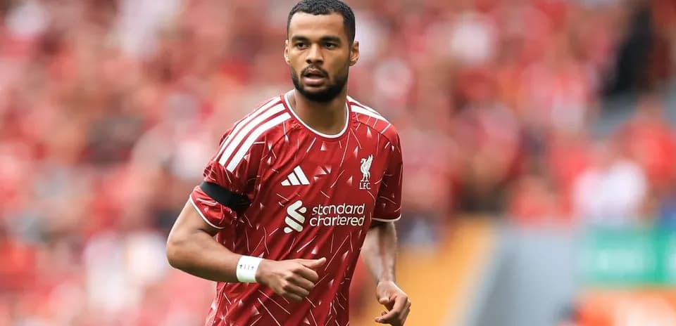 Jugador de Liverpool corriendo en el campo