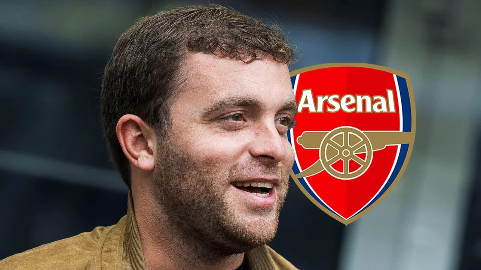 Persona sonriendo con el escudo del Arsenal de fondo