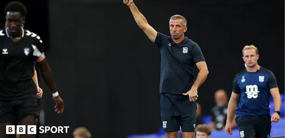 Entrenador señalando instrucciones durante un partido