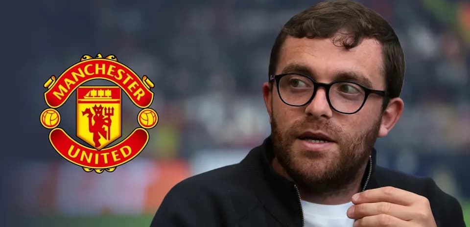 Hombre hablando con logo de Manchester United en fondo