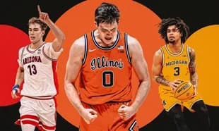 Tres jugadores de baloncesto en acción con uniformes