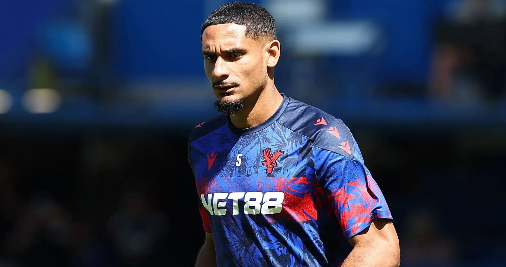 Jugador de Crystal Palace en el campo de entrenamiento