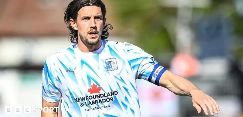 Jugador con camiseta azul y blanca en el campo