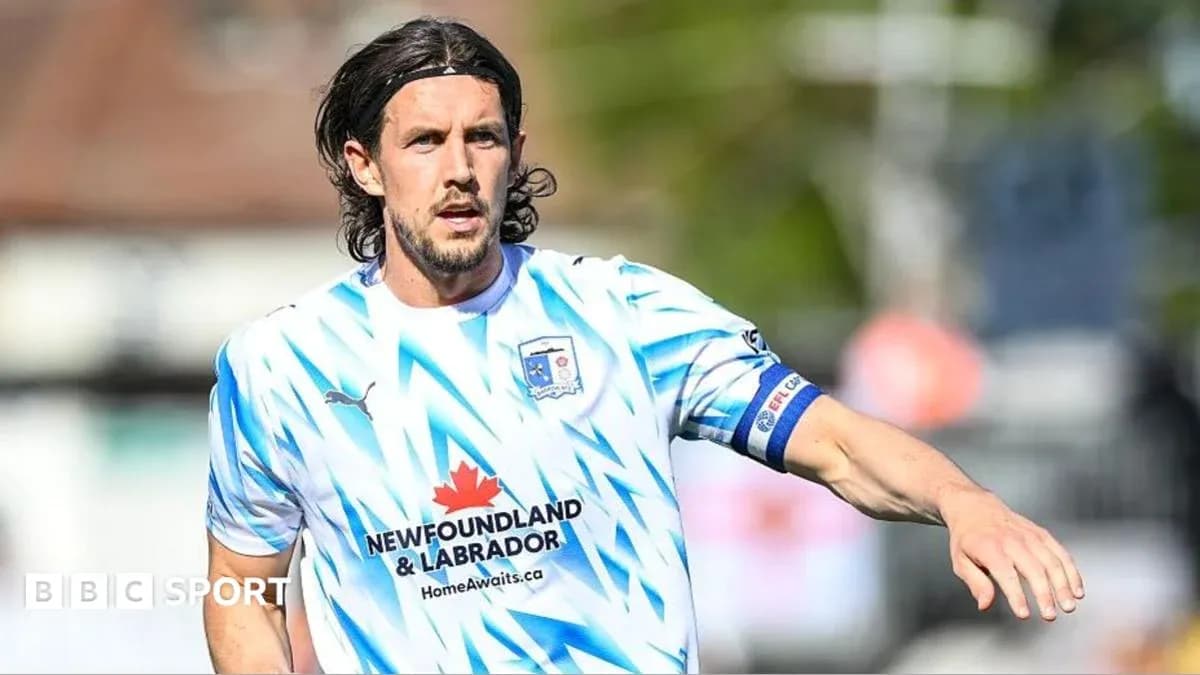 Jugador con camiseta azul y blanca en el campo