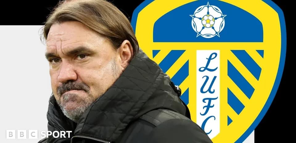 Entrenador frente al escudo de Leeds United