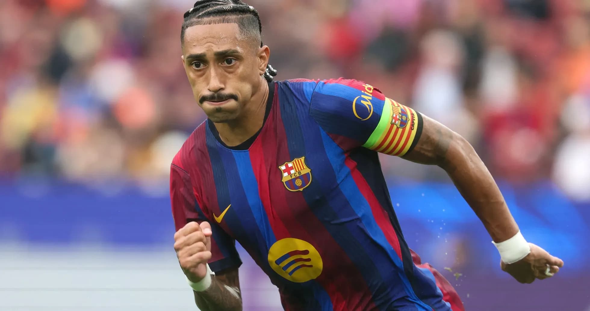Jugador del FC Barcelona corriendo en el campo