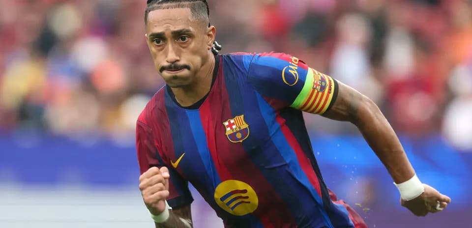 Jugador del FC Barcelona corriendo en el campo