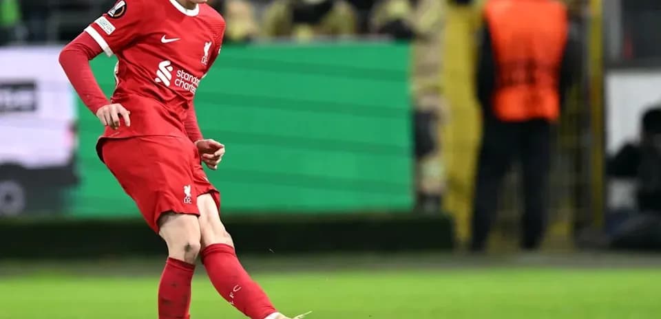 Jugador de Liverpool pateando el balón en partido