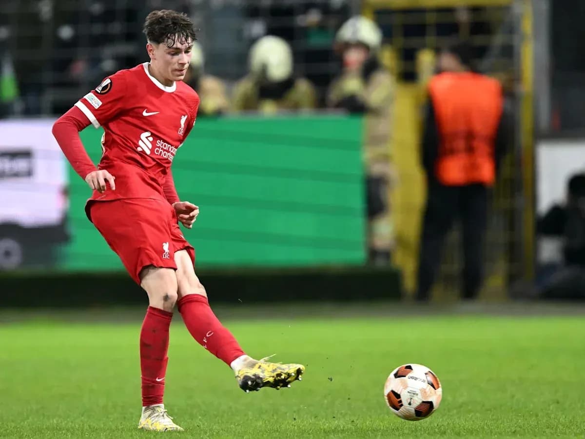 Jugador de Liverpool pateando el balón en partido