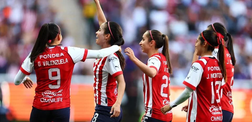 Jugadoras del Guadalajara celebrando un gol