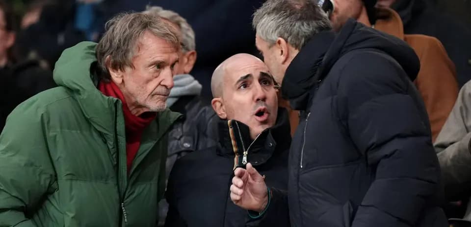 Tres aficionados conversando en las gradas del estadio