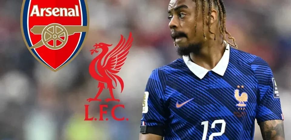 Jugador con camiseta de Francia entre logos de Arsenal y Liverpool