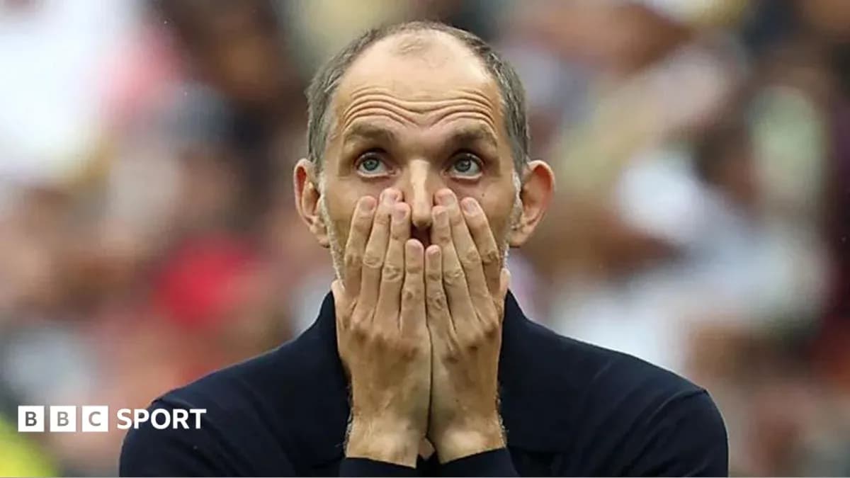 Entrenador con manos en la cara durante el partido