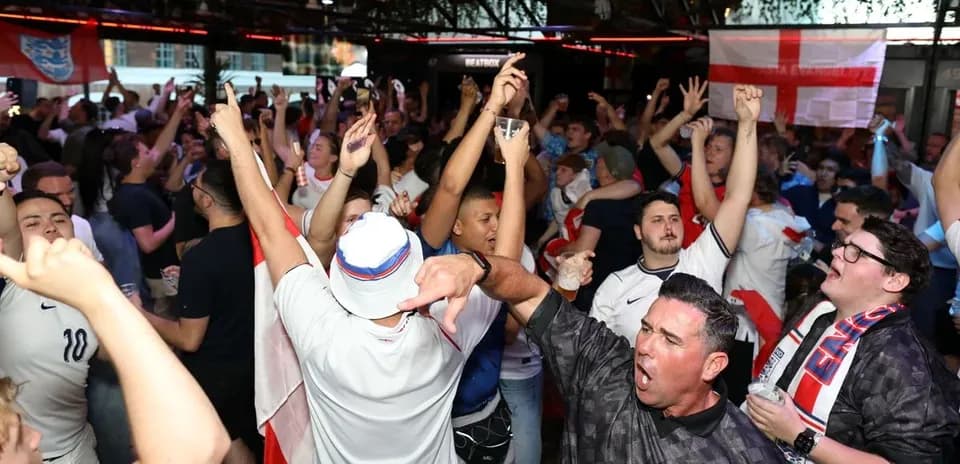 Aficionados celebrando en un bar durante un partido