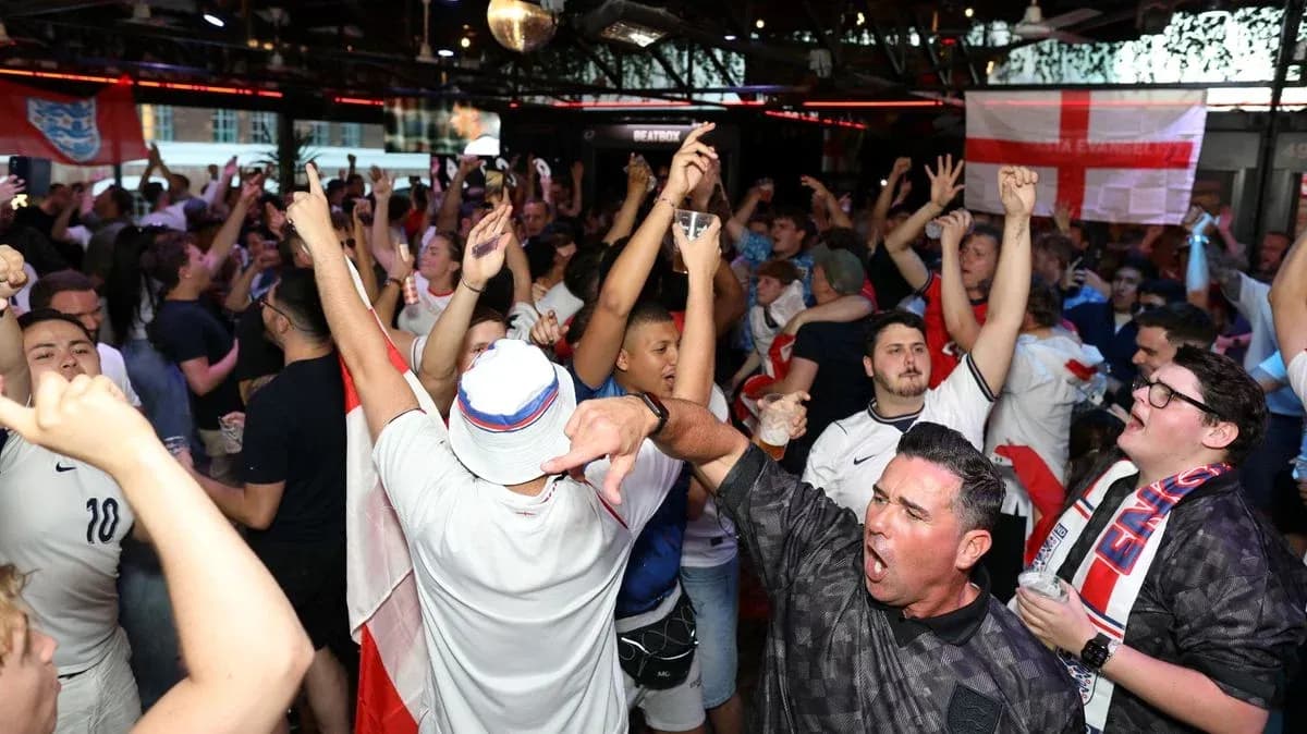 Aficionados celebrando en un bar durante un partido