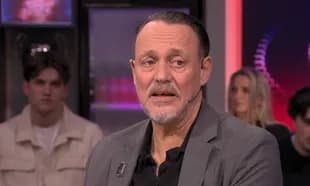 Hombre hablando en un programa de televisión