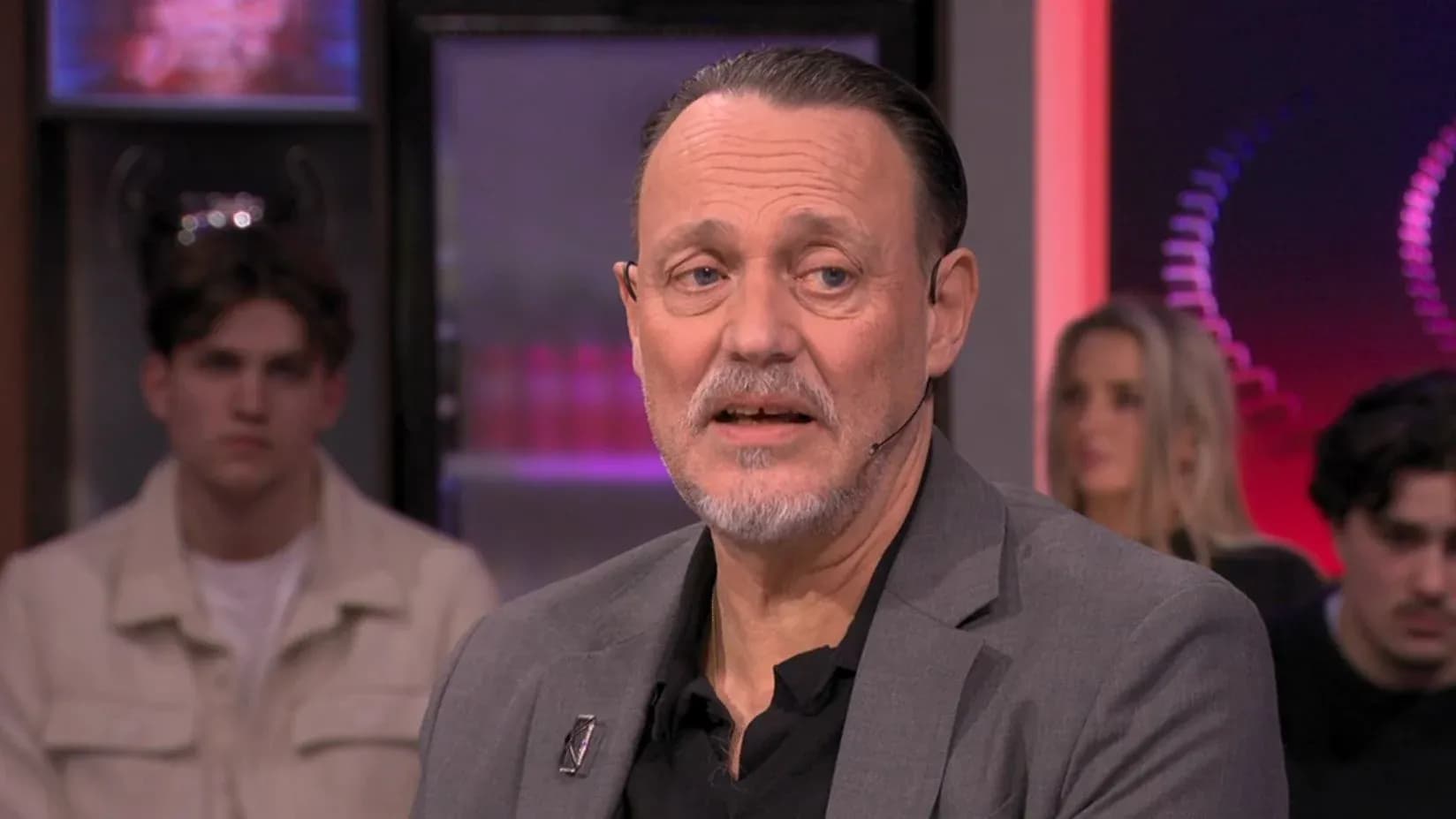 Hombre hablando en un programa de televisión