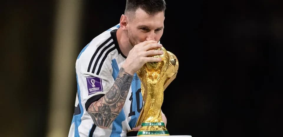 Jugador besando el trofeo de la Copa del Mundo