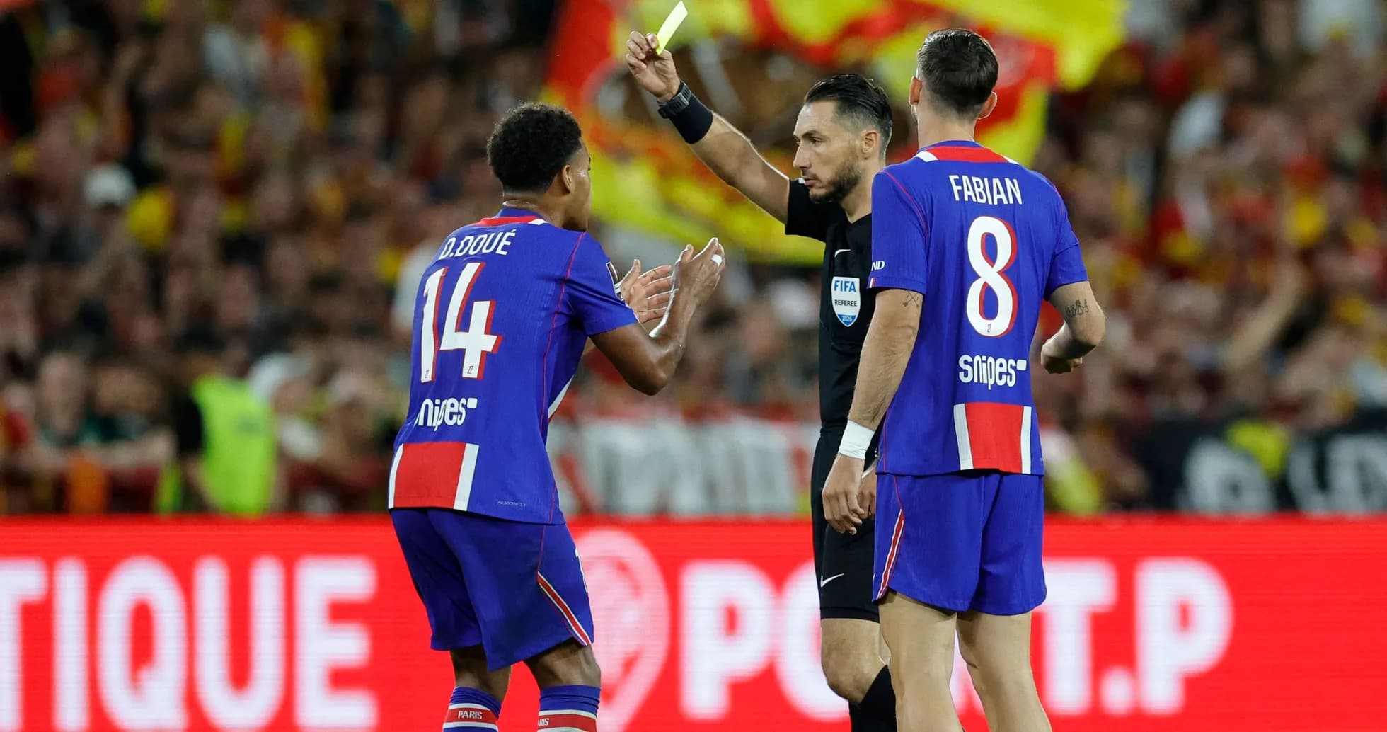 Jugador del equipo recibiendo tarjeta amarilla del árbitro