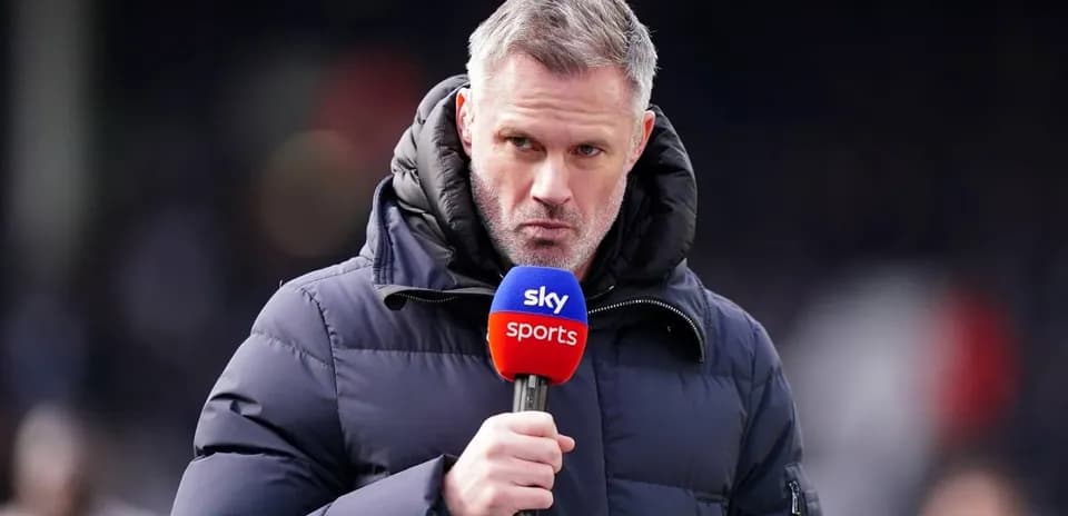 Presentador de Sky Sports con micrófono en mano