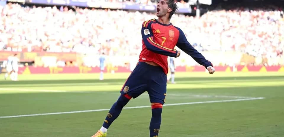 Jugador de España celebrando un gol en el campo