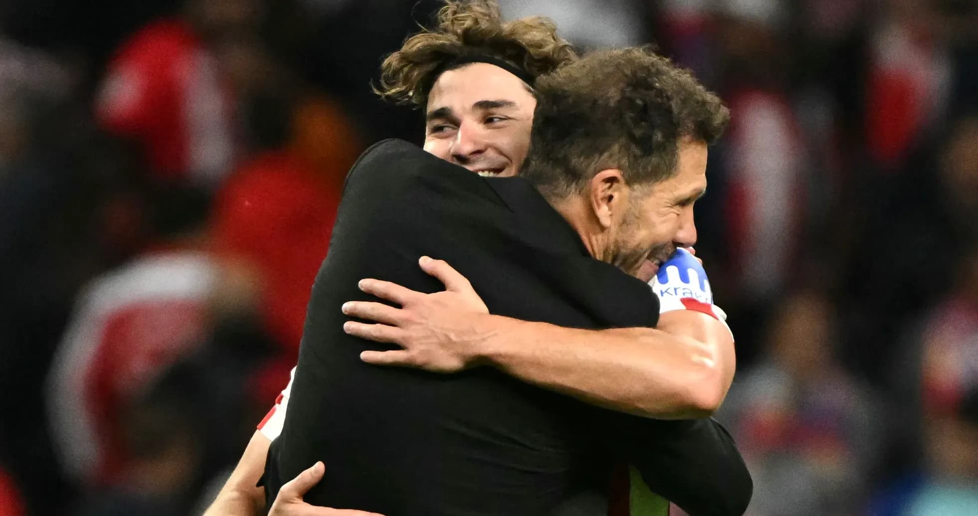 Entrenador y jugador abrazándose en celebración