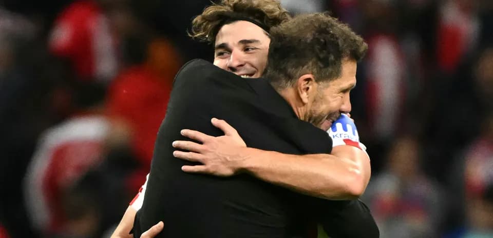 Entrenador y jugador abrazándose en celebración