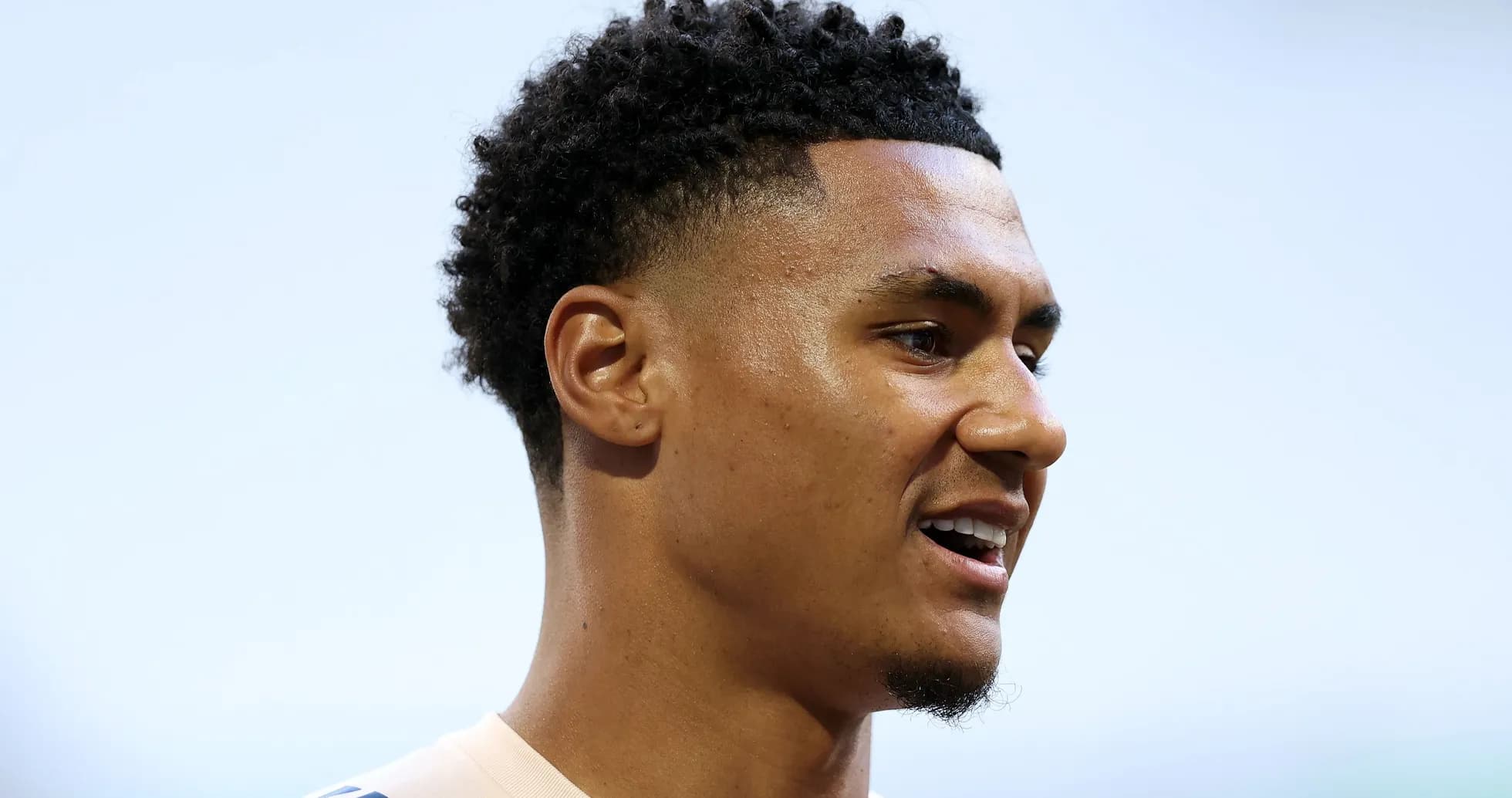 Jugador sonriente durante una entrevista en entrenamiento