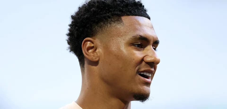 Jugador sonriente durante una entrevista en entrenamiento