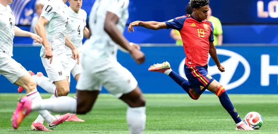 Jugador de España pateando el balón