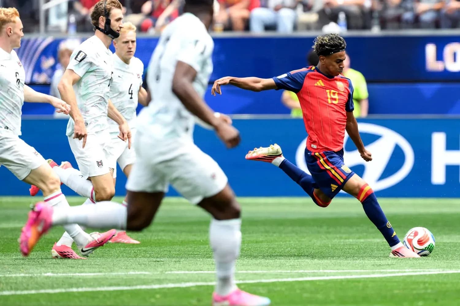 Jugador de España pateando el balón