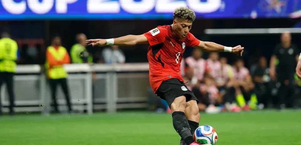 Jugador de Egipto pateando el balón en partido